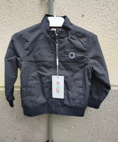 Chaqueta impermeable negra frente