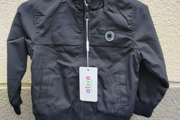 Chaqueta impermeable negra frente