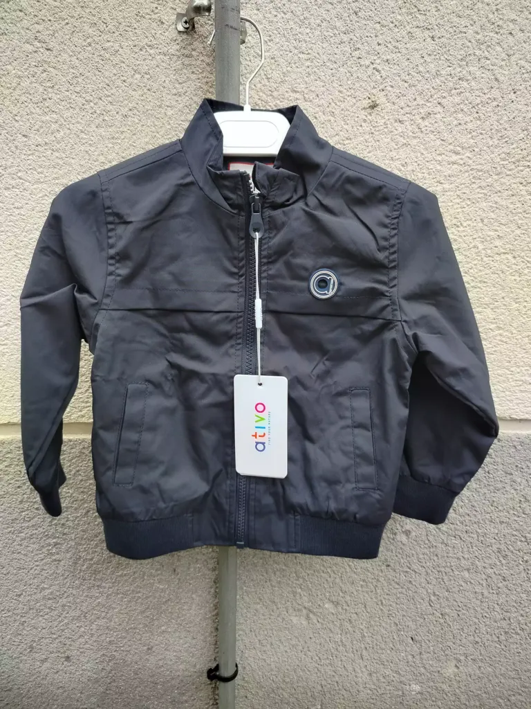 Chaqueta impermeable negra frente