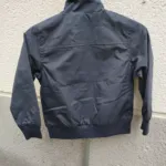 Chaqueta impermeable negra por detrás