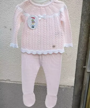 Conjunto bebé rosa colgado