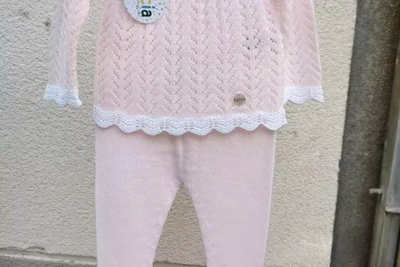 Conjunto bebé rosa colgado