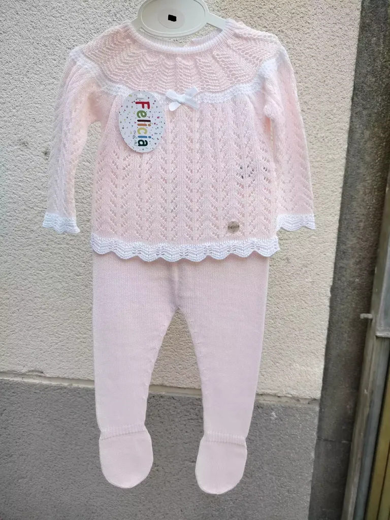 Conjunto bebé rosa colgado