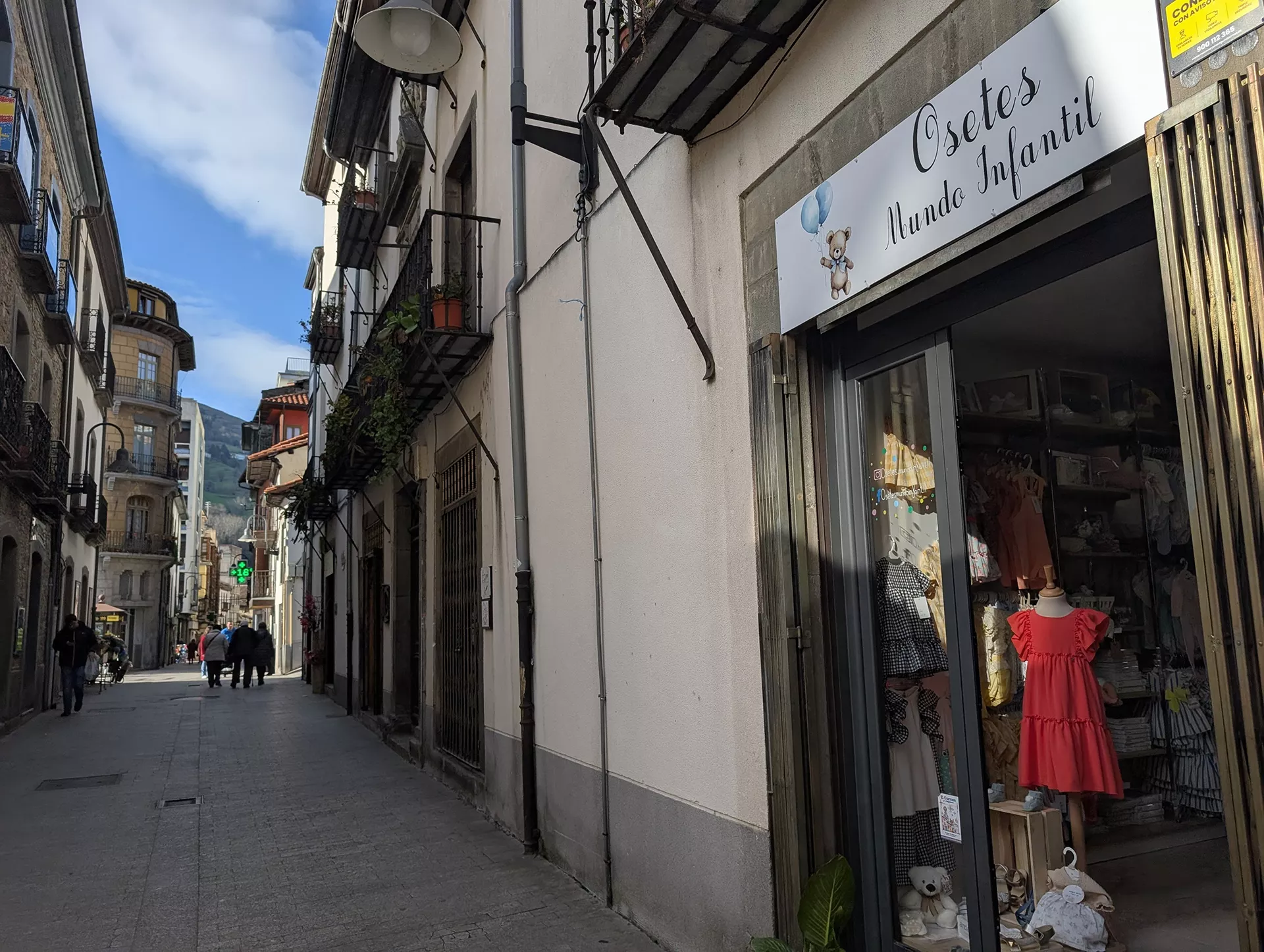 Fachada de negocio y calle