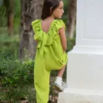 Niña de espalda con mono verde pirata