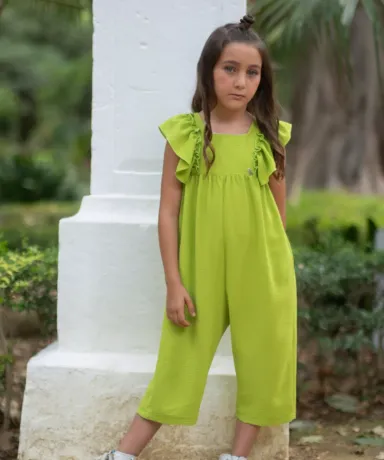 Niña con mono verde pirata