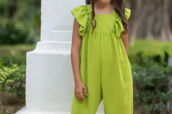 Niña con mono verde pirata