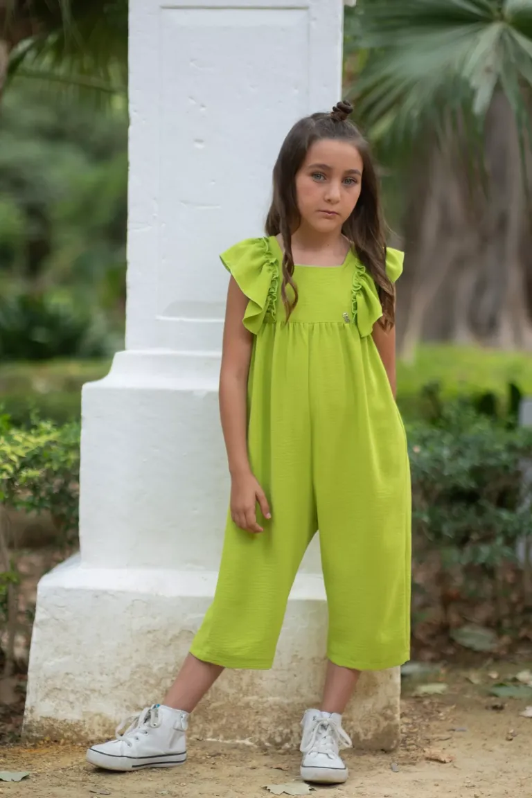 Niña con mono verde pirata