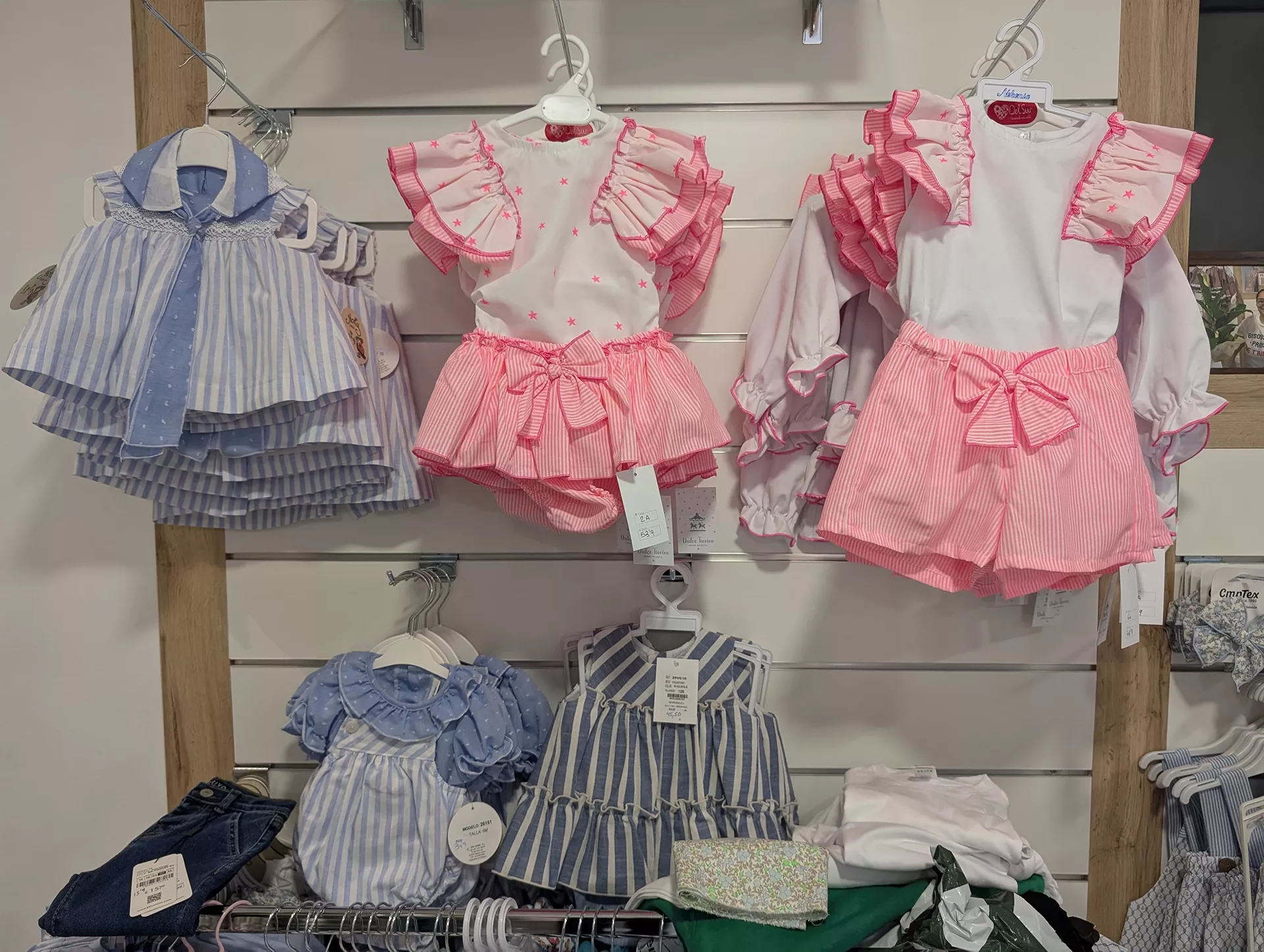 Ropa para niños colgada.
