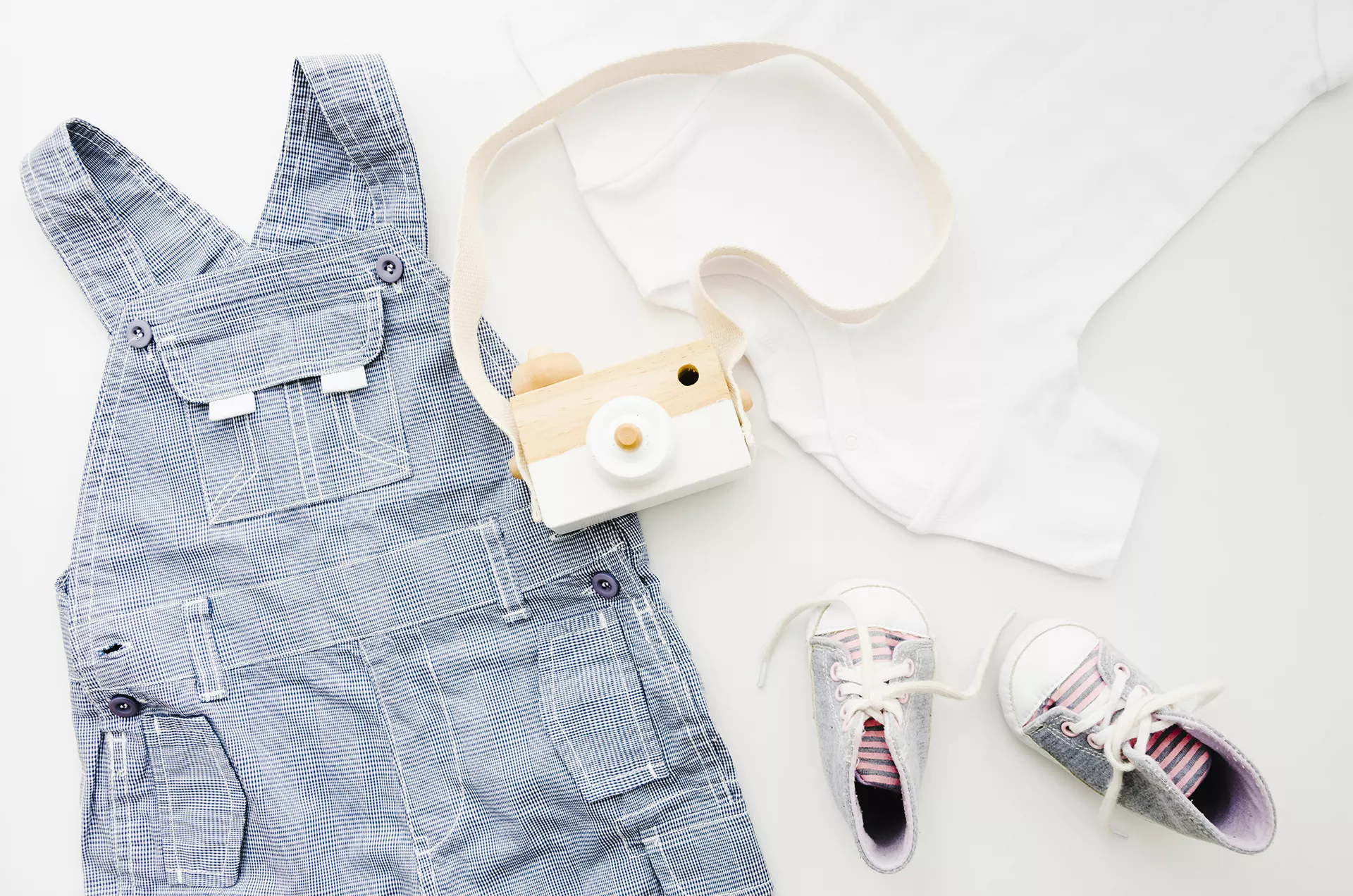 Ropa de bebé con cámara de fotos