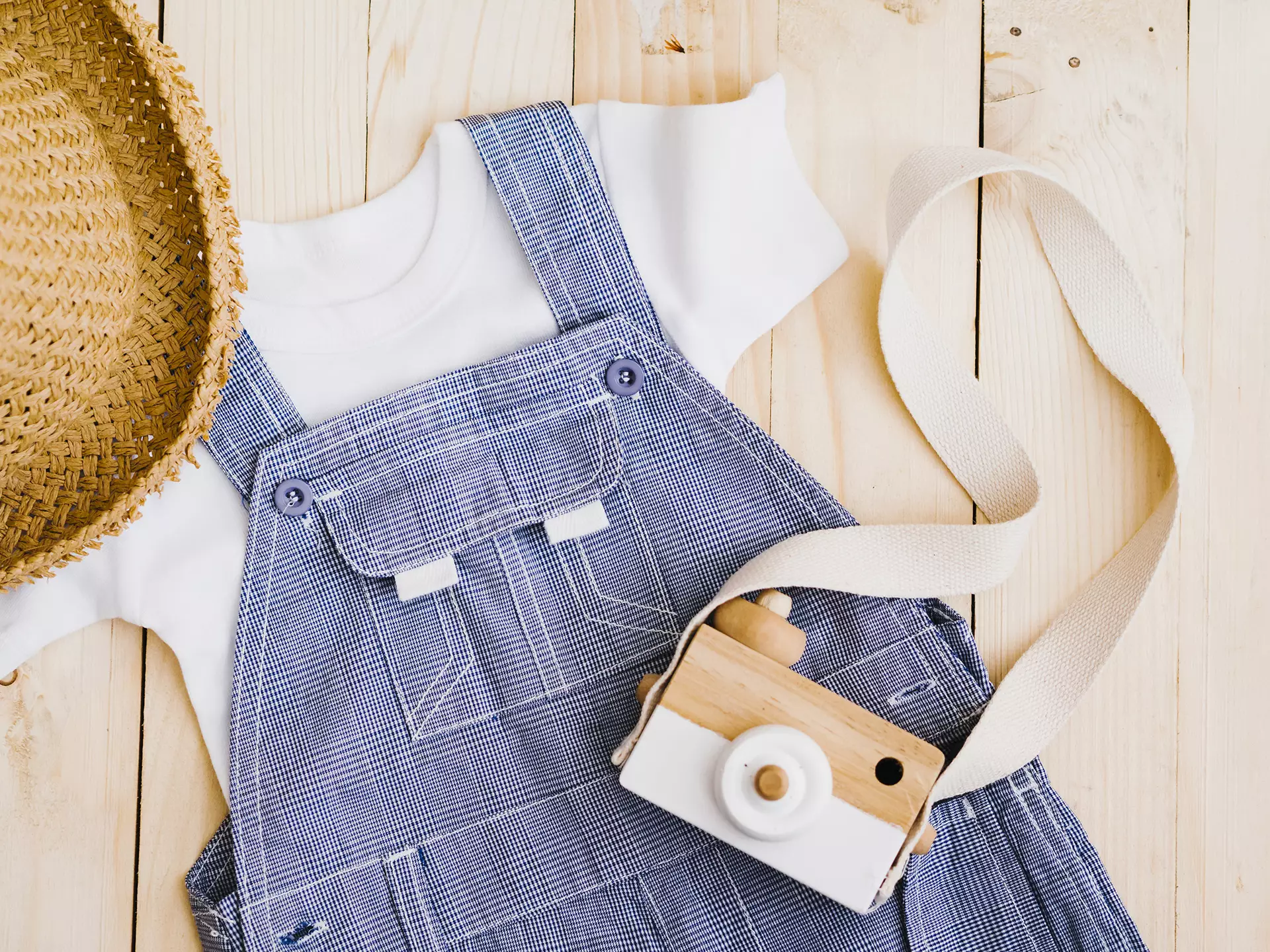 Ropa de bebé con cámara de fotos