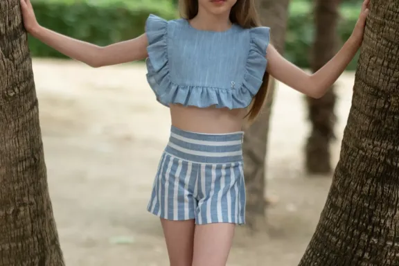 Niña con conjunto de rayas azules