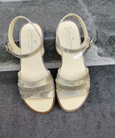 Sandalias doradas para evento.