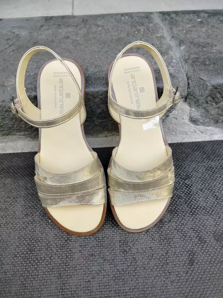 Sandalias doradas para evento.