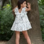 Niña de espalda con vestido casas