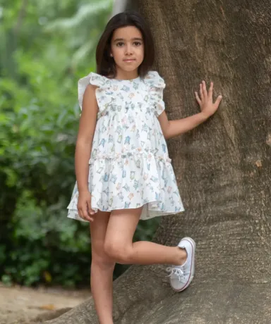Niña con vestido casas
