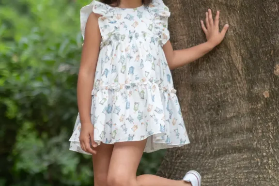 Niña con vestido casas