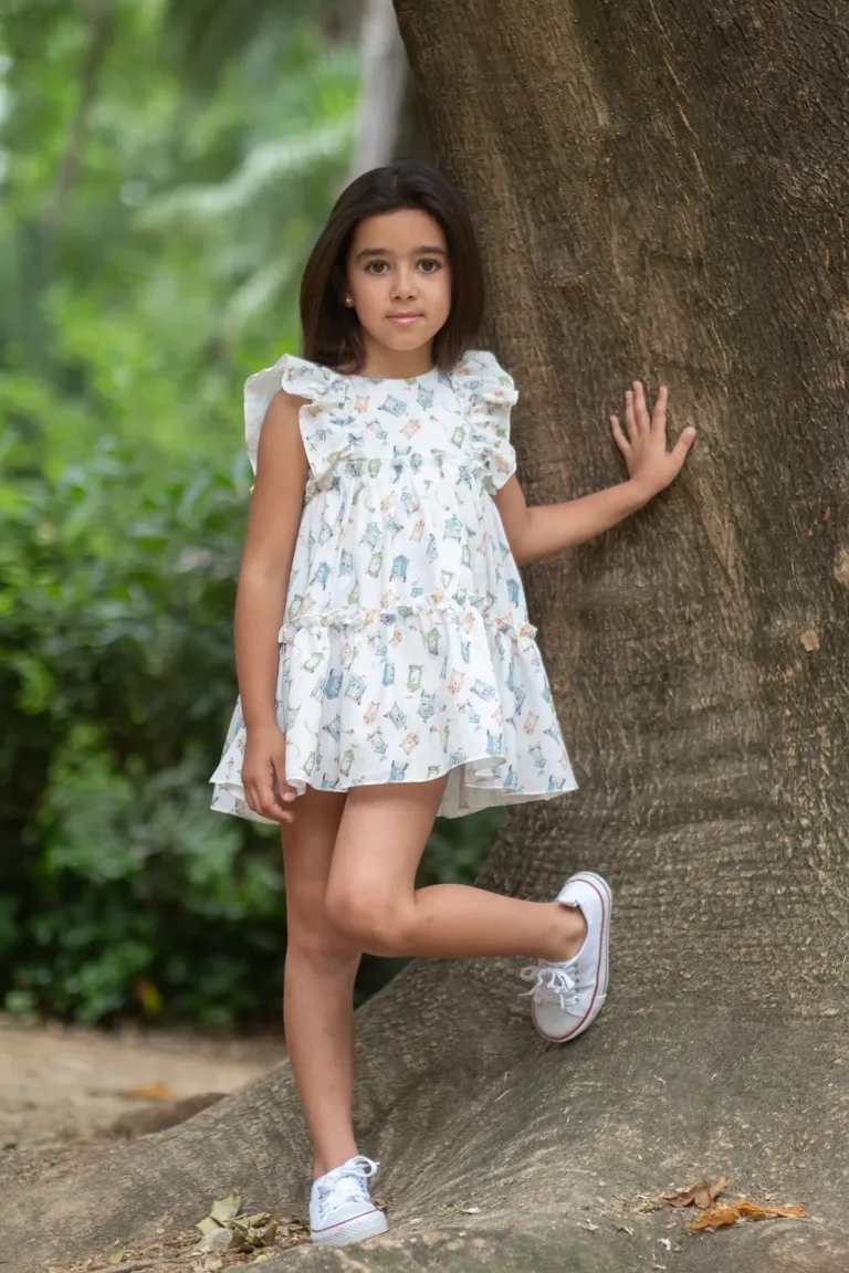 Niña con vestido casas