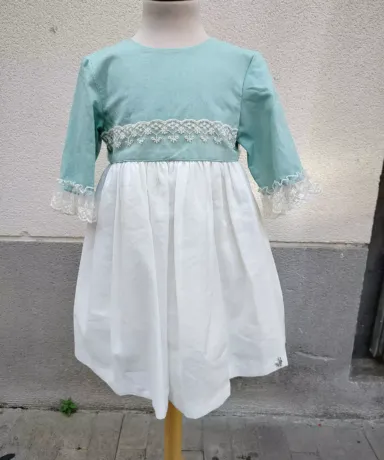 Vestido de ceremonia colgado