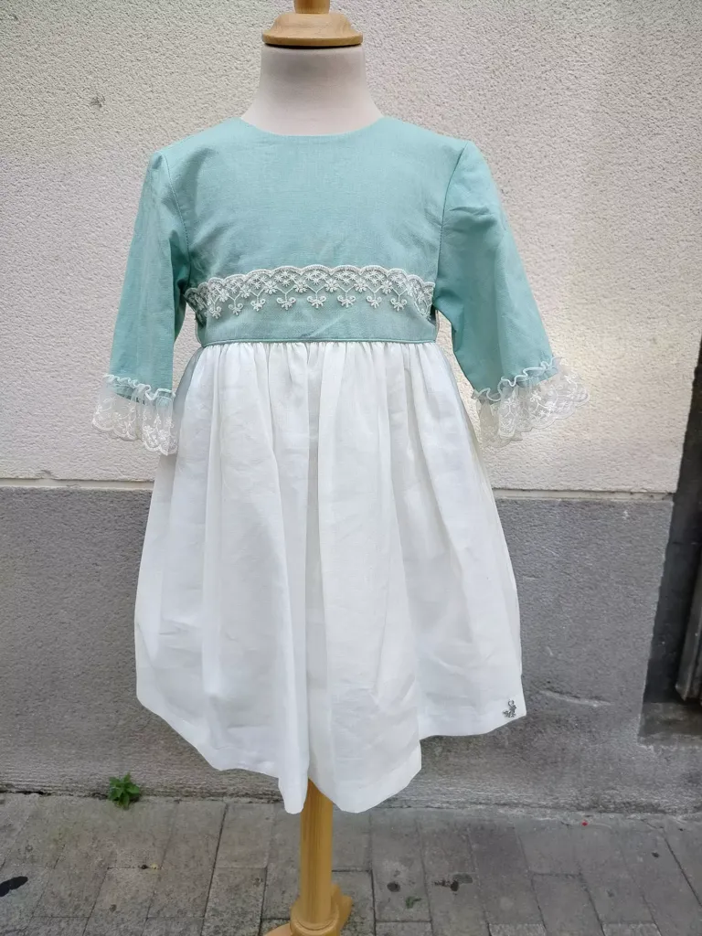 Vestido de ceremonia colgado