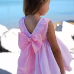 Niña de espalda y vestido rosa