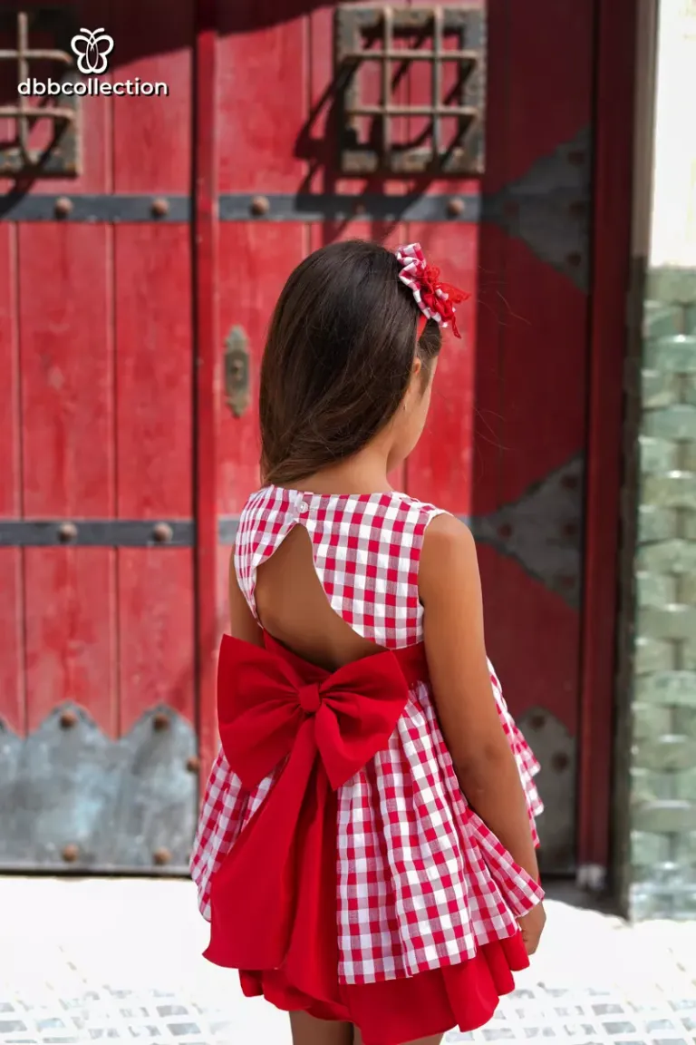 Niña posando con vestido.
