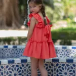 Niña de espalda vestido coral